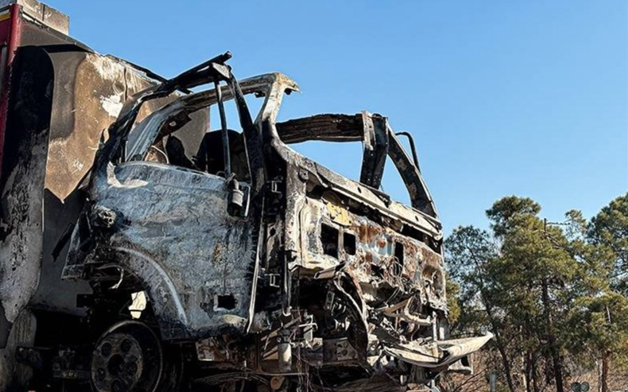 نمایش خودروهای امدادی و آتش‌نشانیِ آسیب‌دیده در اغتشاشات