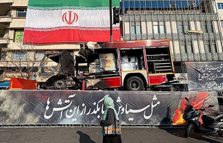 نمایش خودروهای امدادی و آتش‌نشانیِ آسیب‌دیده در اغتشاشات