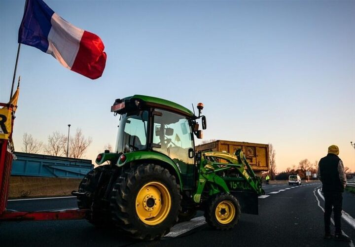 کشاورزان معترض فرانسوی با تراکتور به خیابان‌های پاریس آمدند