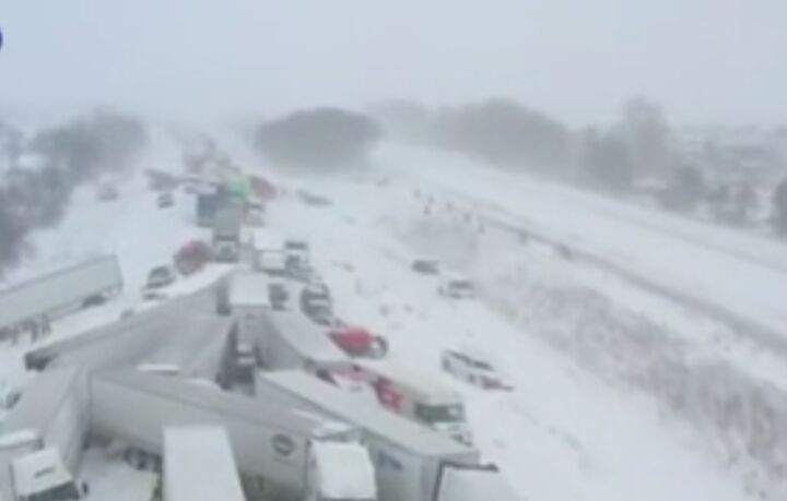 تصاویری از برخورد زنجیره ای ۱۰۰ خودرو در میشیگان امریکا درپی بارش سنگین برف