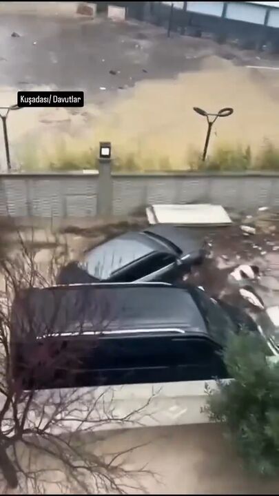 شناور شدن خودروها در کوش‌آداسی ترکیه پس از بارش شدید باران