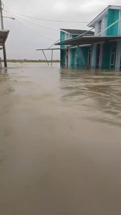 سیل شدید با ارتفاع ۱.۸ متر در اندونزی