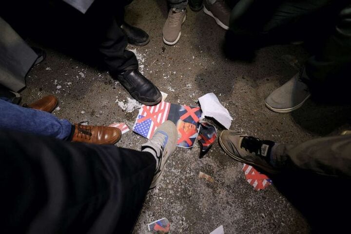 عراقی‌ها عکس ترامپ و پرچم آمریکا را به آتش کشیدند