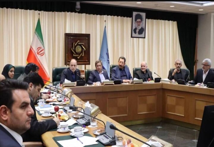 همتی: میزان عرضه ارز از تقاضا پیشی گرفت