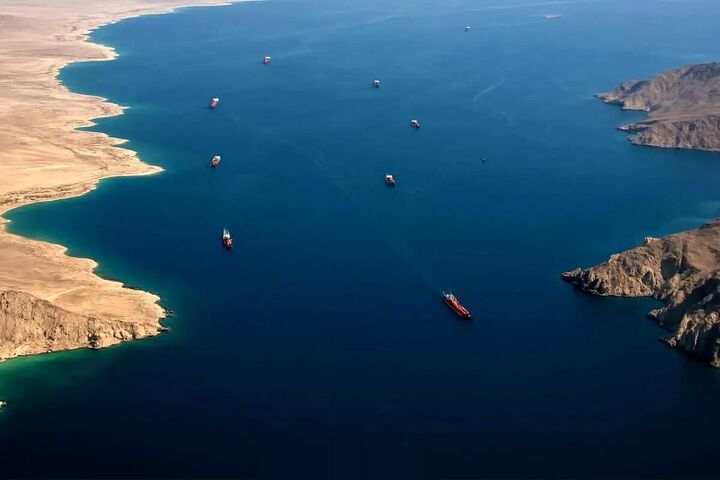 ۵۶ درصد صادرات نفت جهان از تنگه هرمز است| قیمت نفت از ۱۳۰ دلار هم فراتر می رود؟