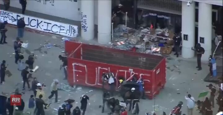 حمله معترضان خشمگین آمریکایی به اداره مهاجرت لس‌آنجلس