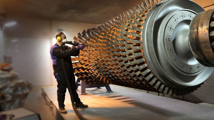 تعمیرات ۱۰۰ درصدی نیروگاه‌های حرارتی به دست متخصصان ایرانی