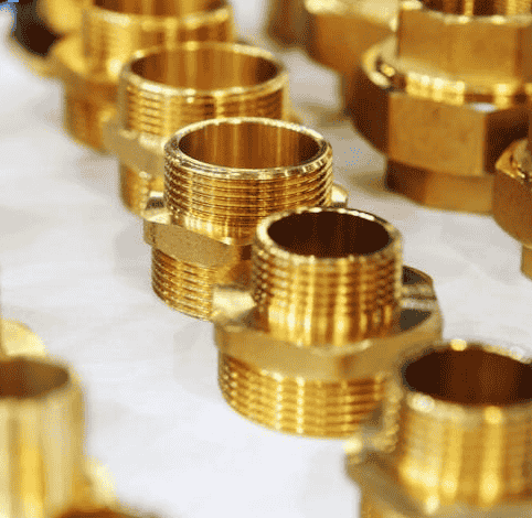 برای این تصویر جدید که تمرکز ویژهای روی اتصالات مغزی (Nipple) دارد، این موارد پیشنهاد میشود: متن جایگزین (Alt Text) نمای نزدیک از اتصالات مغزی برنجی رزوهدار در ردیفهای منظم.