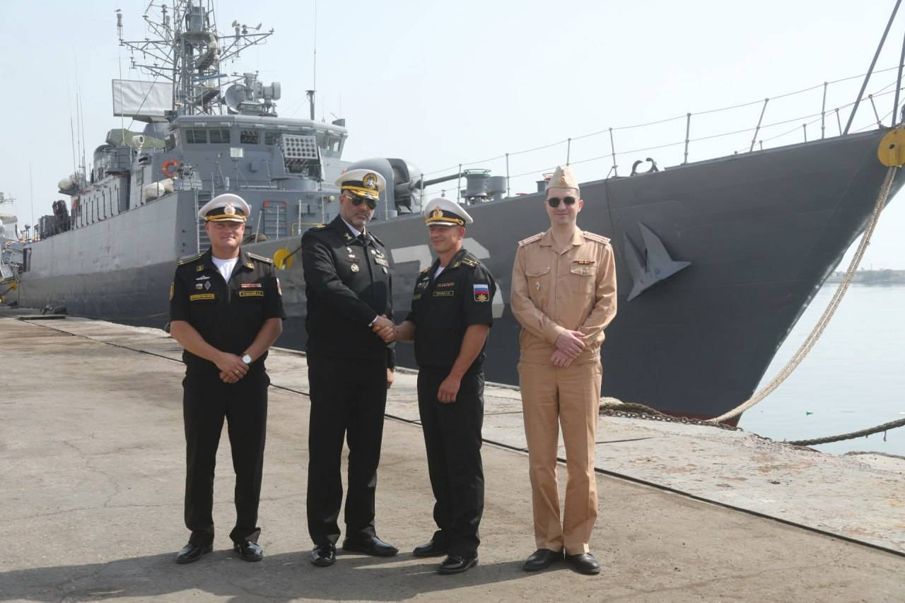 پهلوگیری "ناوشکن استویسکی" روسیه در منطقه یکم نداجا