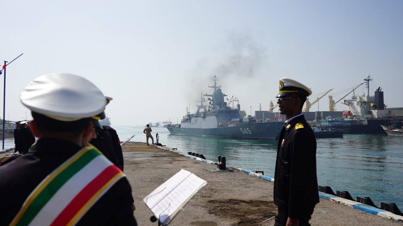 پهلوگیری "ناوشکن استویسکی" روسیه در منطقه یکم نداجا