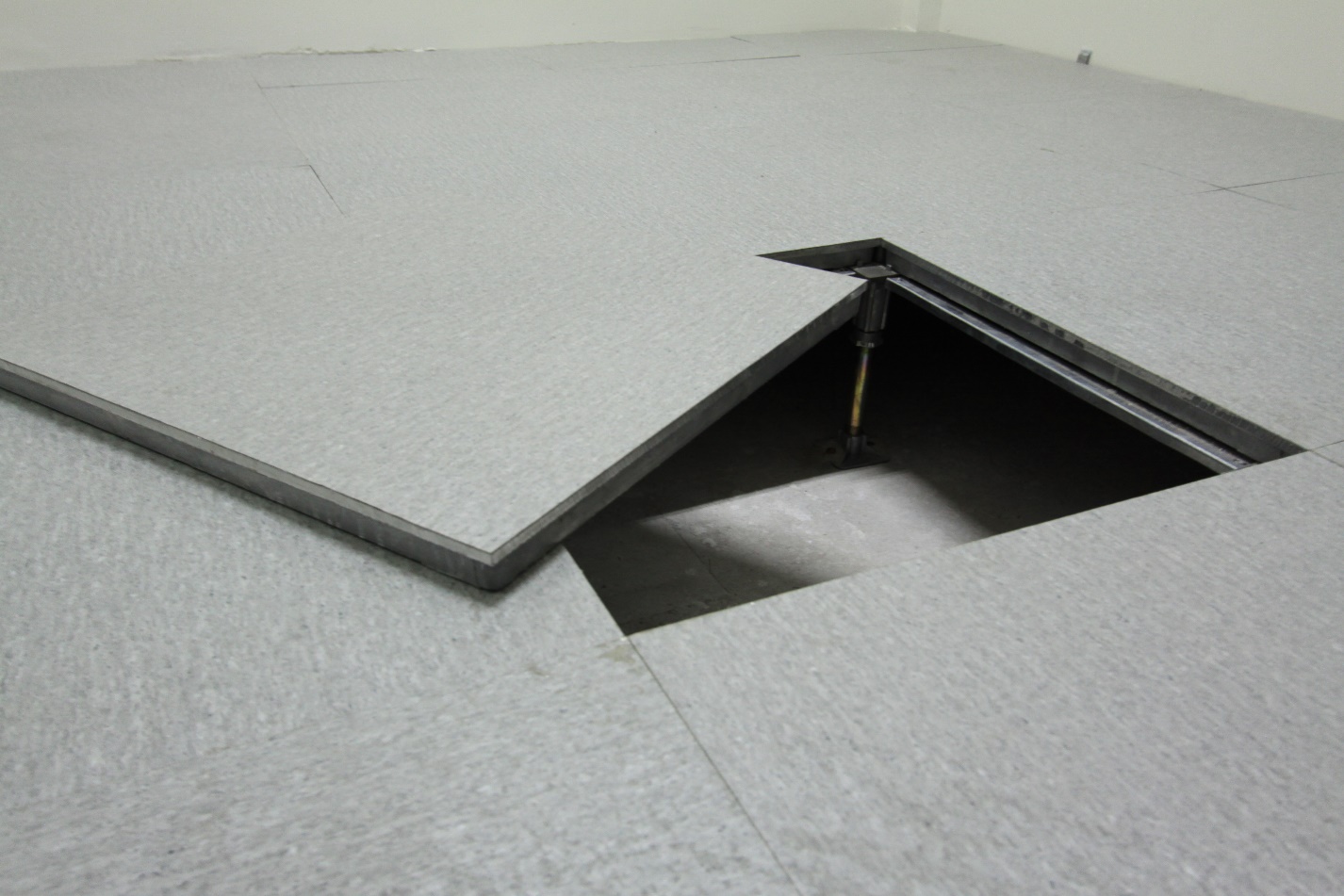 ۵ اشتباه رایج که باعث افزایش هزینه اجرای کف کاذب میشود + راهکارهای جلوگیری