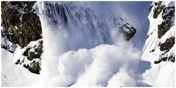 لحظه وحشتناک سقوط بهمن در پیست اسکی؛ ۳ گردشگر جان باختند