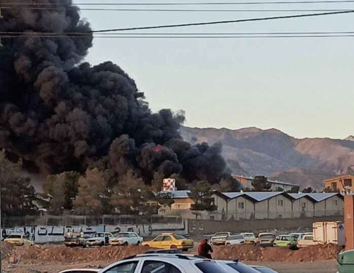 آتش‌سوزی سوله مواد اولیه کارخانه تولید کفش در قیامدشت