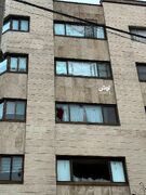 در این عکس اهمیت چسب زدن شیشه‌ها برای محافظت در برابر موج انفجار را ببینید