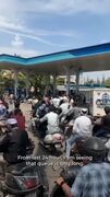 صف‌های طولانی در پمپ‌بنزین‌های هند