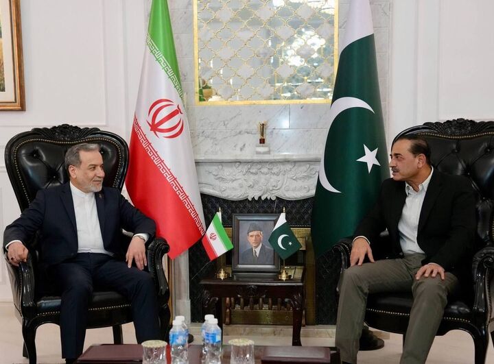 انتقال یک پیام مهم به عاصم منیر توسط عراقچی