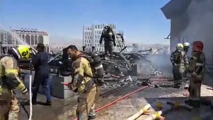 آتش سوزی پشت بام مجتمع تجاری در شوش تهران