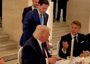 انتشار فیلم لحظه امضای تفاهم‌نامه ایران توسط ترامپ