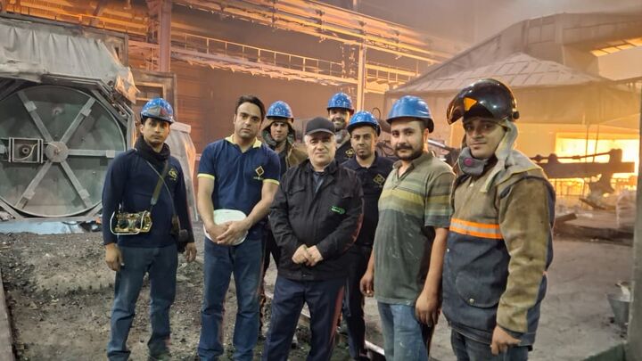 نظارت میدانی برای افزایش بهره‌وری؛ مدیرعامل فولاد شاهرود در میان پرسنل شیفت شب خط تولید