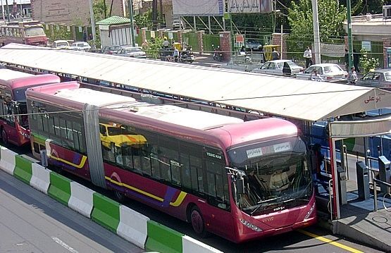 اتوبوسی که در وسط خیابان ولیعصر ترمز برید