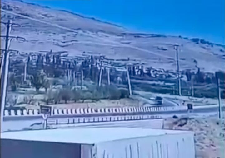 واژگونی عجیب کامیون با ۲۰ تن بار در سهراهی کمربندی سمیرم واژگونی عجیب کامیون با ۲۰ تن بار در سهراهی کمربندی سمیرم