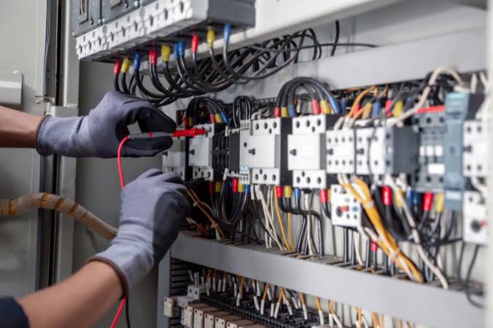 تعمیر درایو توسط تکنسین فنی