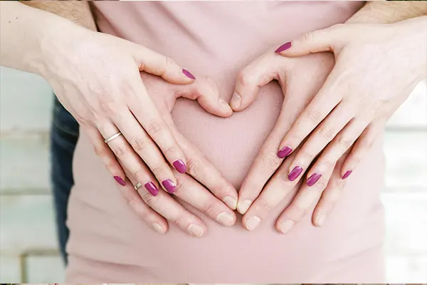 علت حرکت زیاد جنین چیست؟ بررسی دلایل طبیعی و نشانههای هشدار