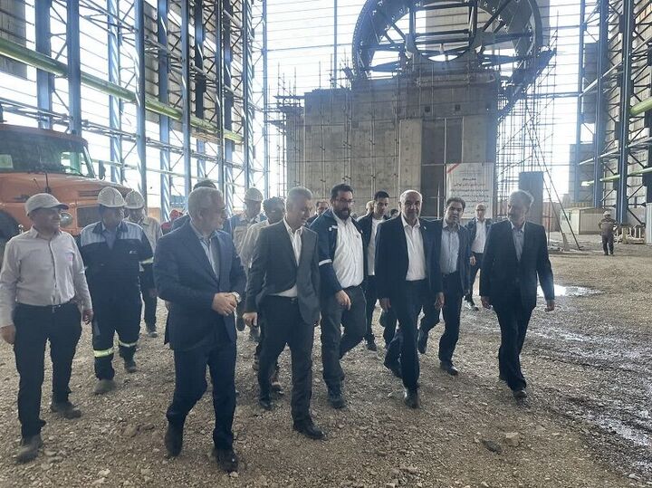وزیر تعاون: کارگران ساختمانی مشمول قانون مشاغل سخت و زیان‌آور قرار می‌گیرند
