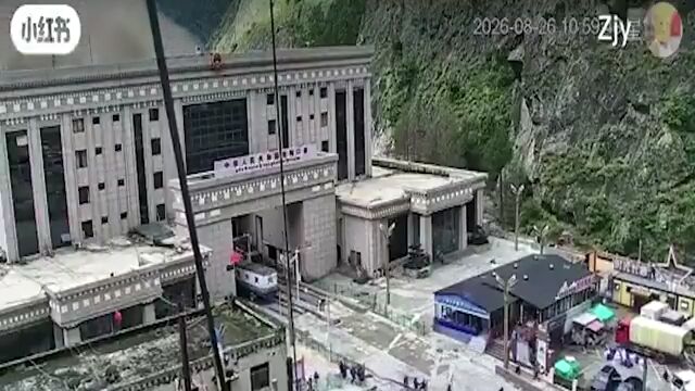 فاجعه انسانی در نپال؛ ۳۰۰ گردشگر خارجی زیر آب و گل ناپدید شدند