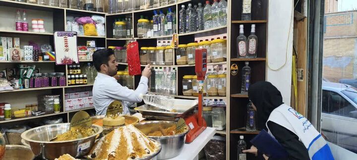 کشف و توقیف ۳۲۳ لیتر عرقیات تاریخ مصرف گذشته در آبادان 