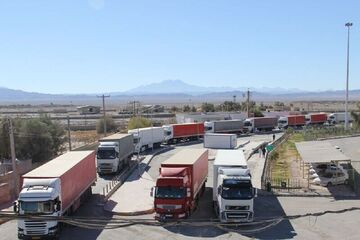 مرز بازرگان تعطیل نیست| حجم بالای تردد تجار و بازرگانان موجب افزایش تراکم در خروجی