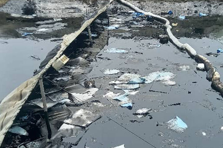 ردپای آلودگی نفتی در سواحل هرمزگان؛ پاکسازی در سیریک و بندرعباس