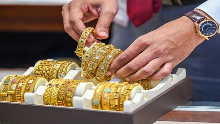 بزرگ‌ترین بانک بریتانیا برای دومین بار پیش‌بینی قیمت طلا را کاهش داد
