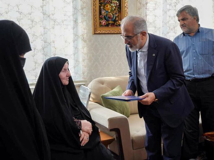 ادای احترام مدیرعامل بانک مسکن به مقام شامخ سپهبد شهید پاکپور