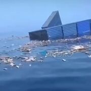 هدف قرار گرفتن یک کشتی باری در تنگه هرمز