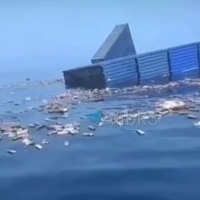 هدف قرار گرفتن یک کشتی باری در تنگه هرمز