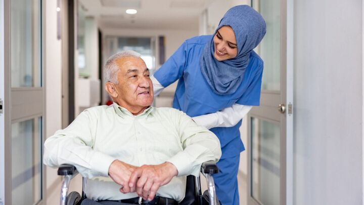 آموزش انتقال افراد دارای محدودیت حرکتی به حمام و سرویس بهداشتی